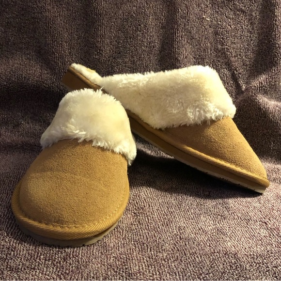 Minnetonka Cozy Tan and Cream slide in Slippers. - Picture 5 of 6